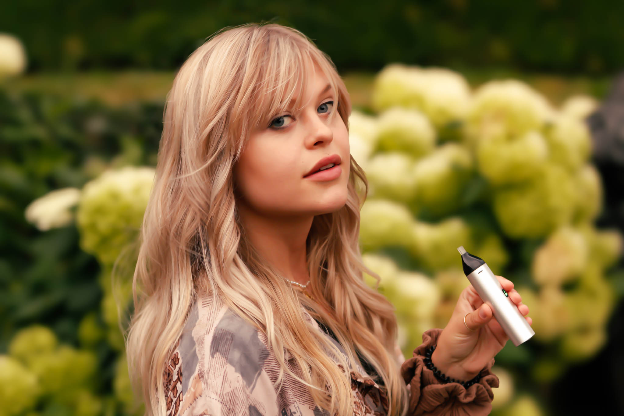 Louise testet den Path Vaporizer – persönliche Erfahrung im Alltag Junge Frau testet den Path Vaporizer im Alltag und blickt in die Kamera